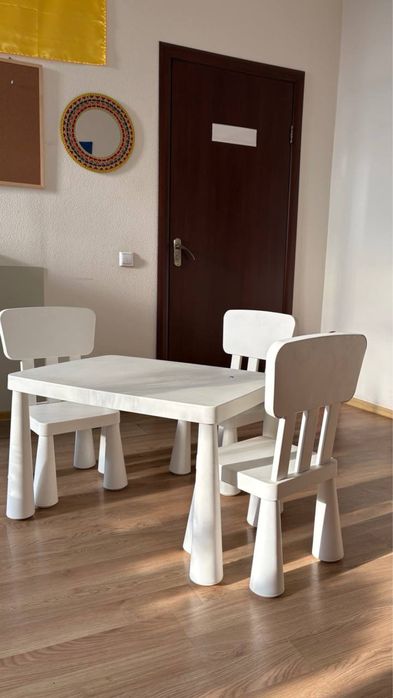 Стіл дитячий і три стільци Ikea