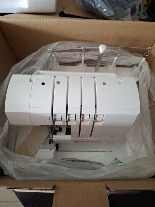 Máquina de costura singer overlock nova