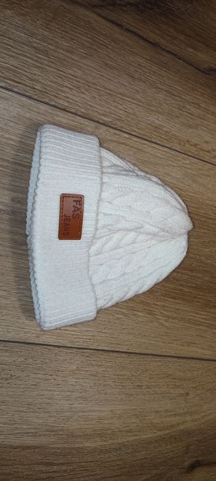 Czapka 92 biała jak nowa