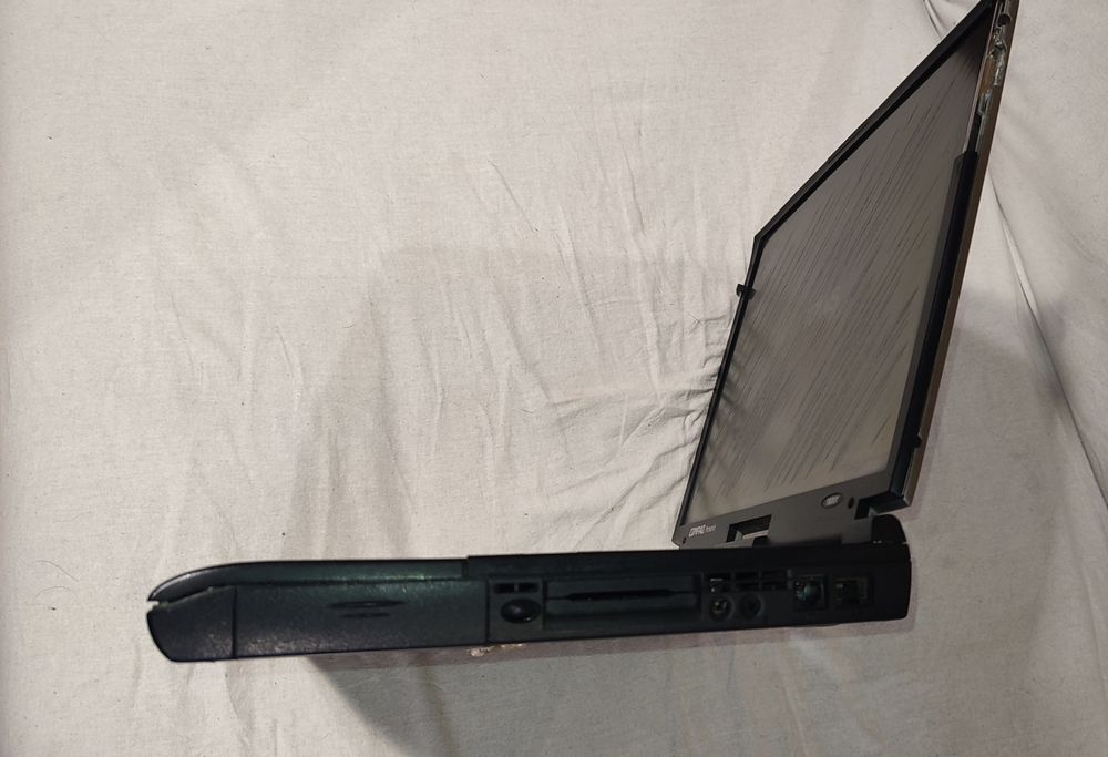 Ретро ноутбук CompaQ Presario 1800T Pentium 3 1 Ghz