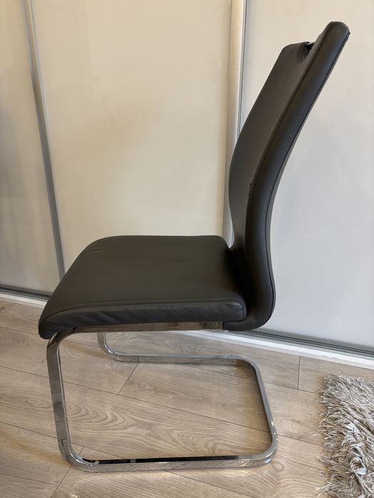 Krzesła w kolorze ciemnej szarości