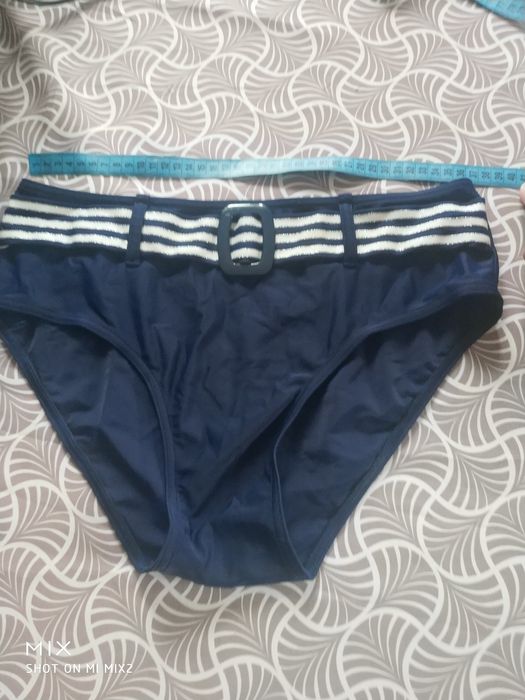 Majtki ze stroju kąpielowego XXL.