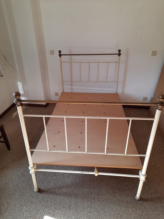 Cama de metal em bom estado