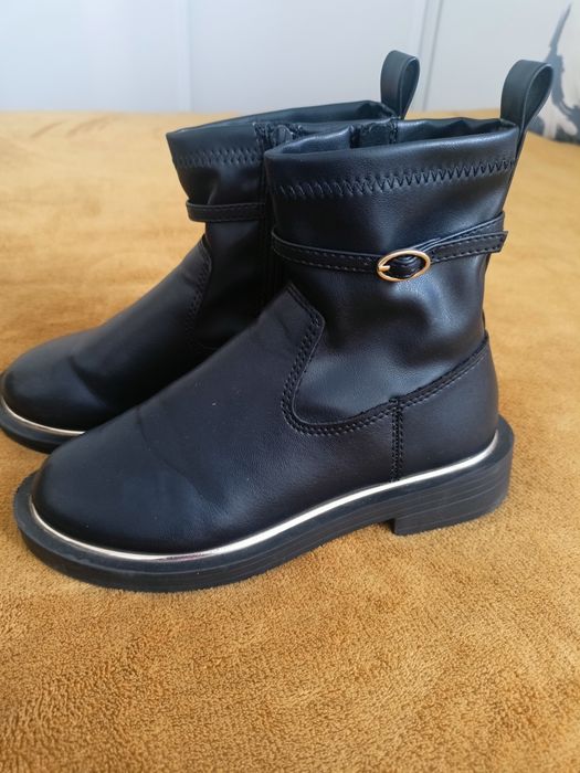 casacos, botas e roupa de criança