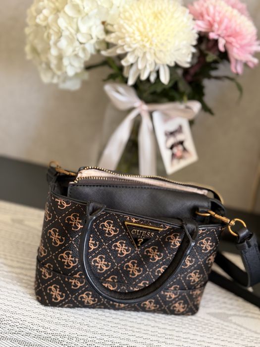 Продам женскую сумку Guess