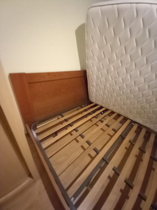 Cama de casal com colchão e estrado