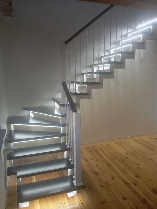 Сходи на замовлення металеві каркаси дерев'яні сходинки