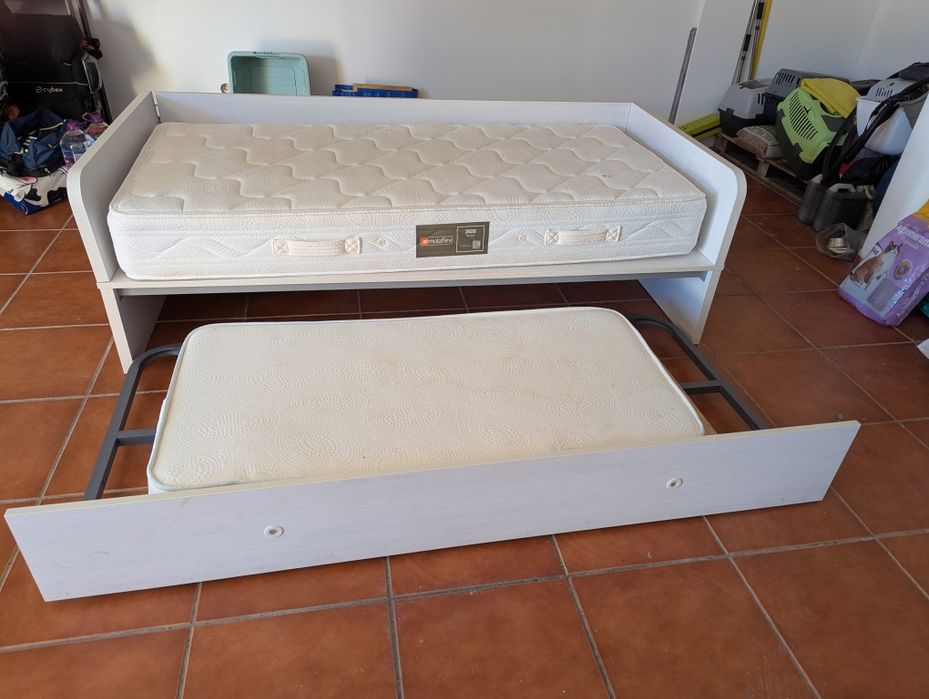 Quarto para criança (cama mesa cabeceira e secretária)