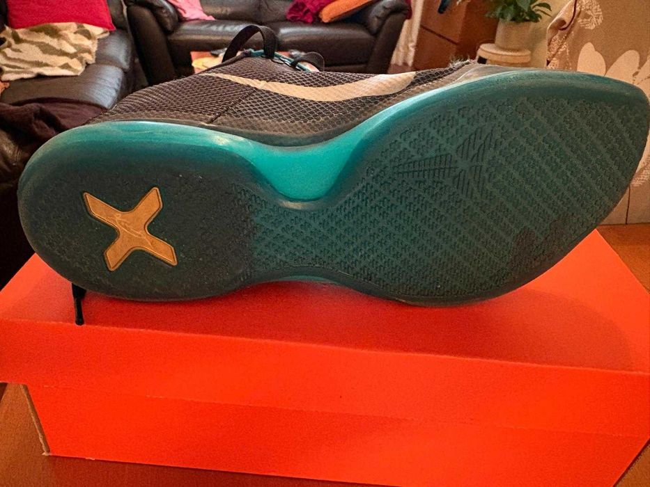 Tênis de basketball Nike de cor vefrde [43). Muito pouco usados.