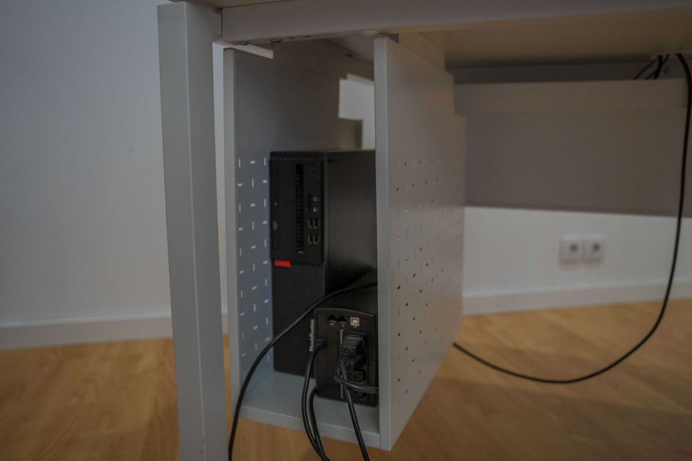 Mesa com base de computador