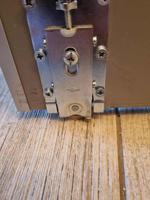 Stolarz - naprawa szaf , mebli , wymiana drzwiczek kuchennych , drzwi