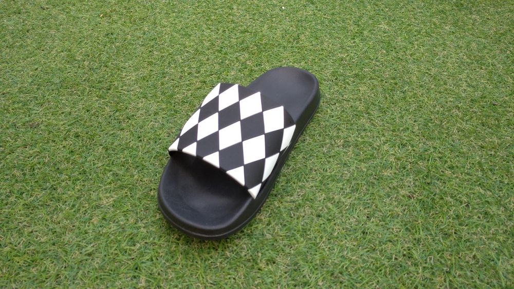 Chinelos para criança de 10 a 11 anos.