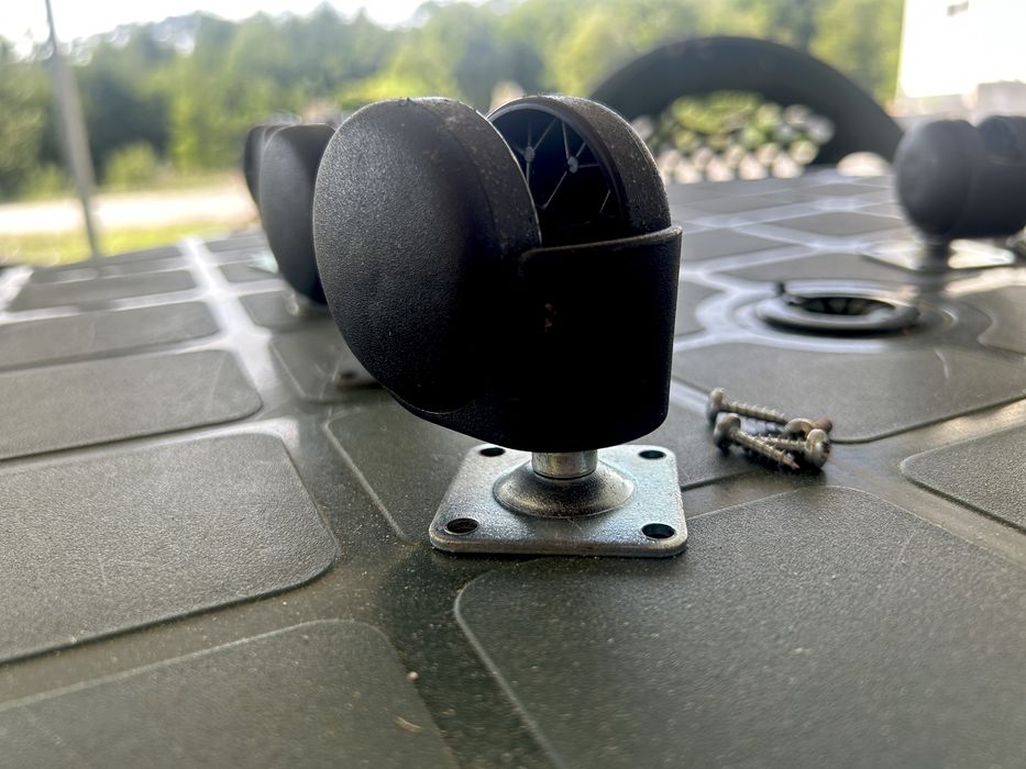 2 conjuntos de rodas (com os respetivos parafusos)