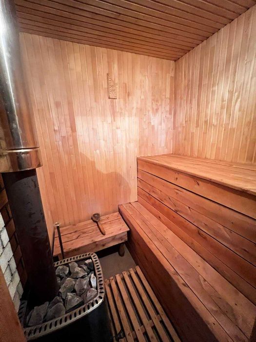 Продається просторий житловий будинок з земельною ділянкою 0,43 га