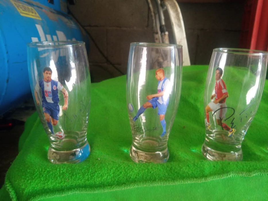 Copos com os nomes dos jogadores