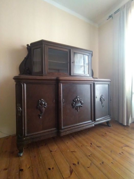 Zabytkowy kredens z kryształowymi szybkami
