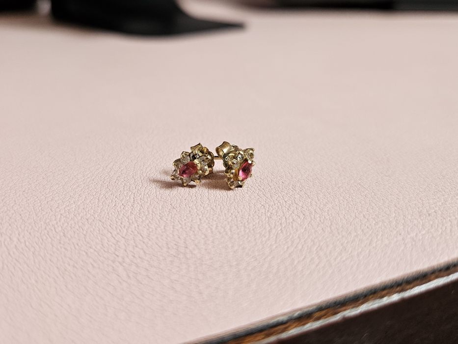 Złote kolczyki z cyrkoniami na sztyft