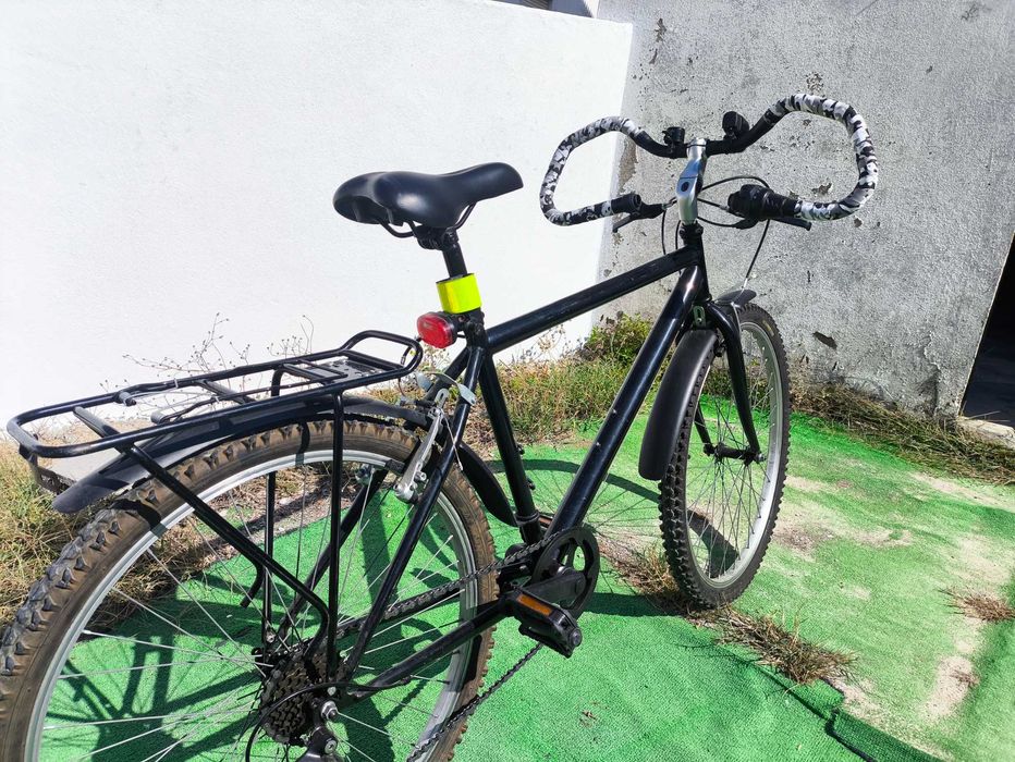 Bicicleta urbana/BTT revista, com mudanças Shimano e acessórios