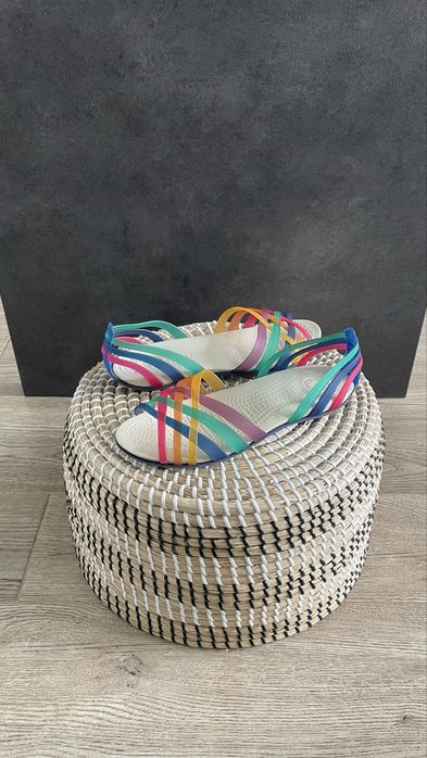 Crocs sandały Huarache Flat Multi/Cerulean Blue W7 37/38