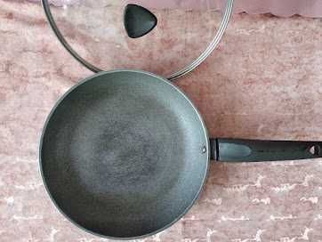 Сковорода с крышкой, формы для теста, противни