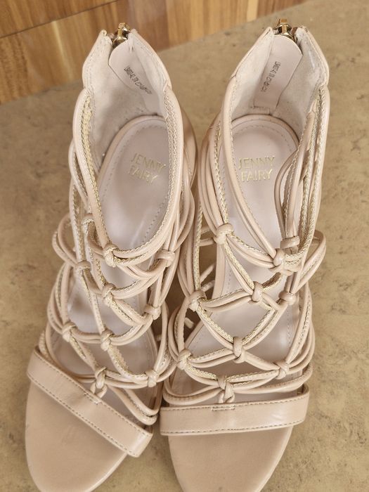 Buty kremowe na obcasie latowe