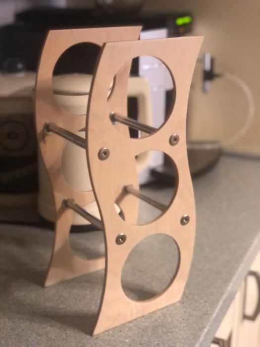 Stojak na wino ze sklejki