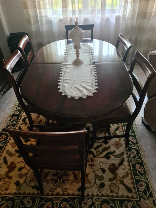 Mesa em madeira mogno e conjunto de 8 cadeiras em óptimo estado