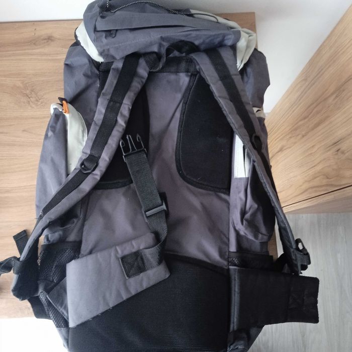 Plecak turystyczny górski ze stelażem