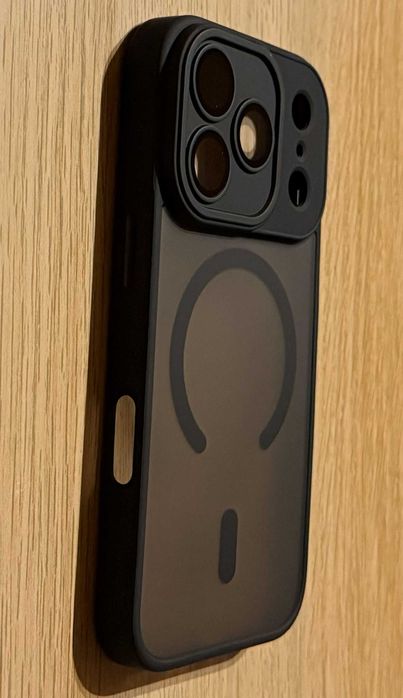 Etui iPhone 17 Pro MagSafe z osłoną aparatu półprzezroczyste czarne