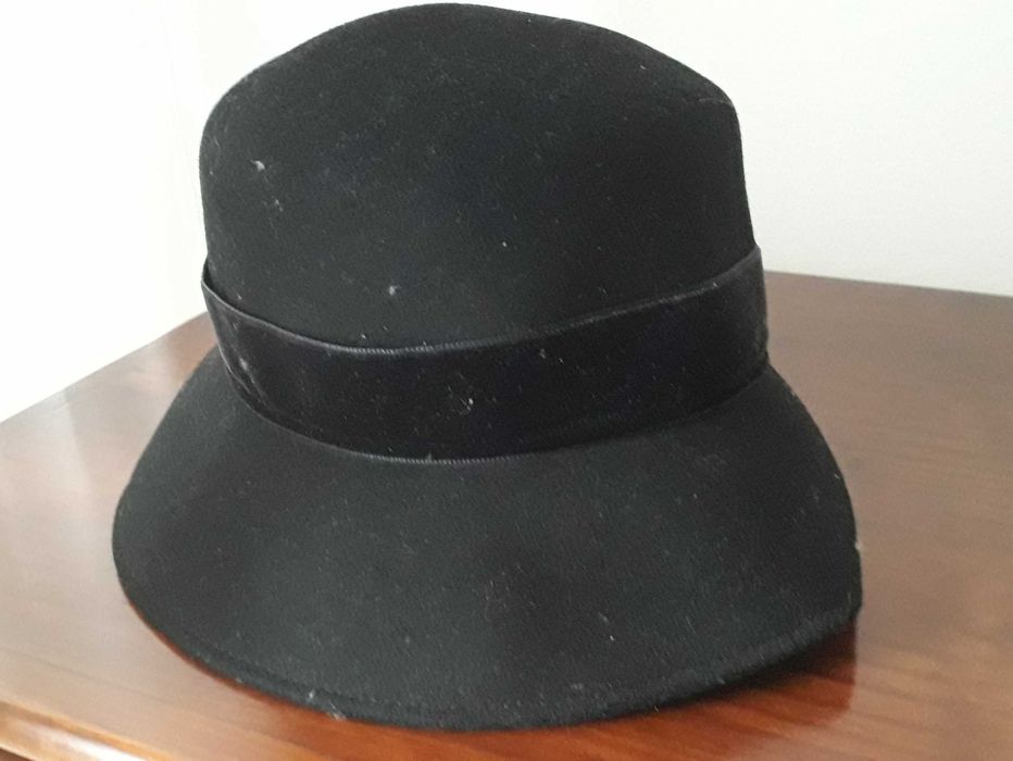 Chapéu preto, com fita acetinada