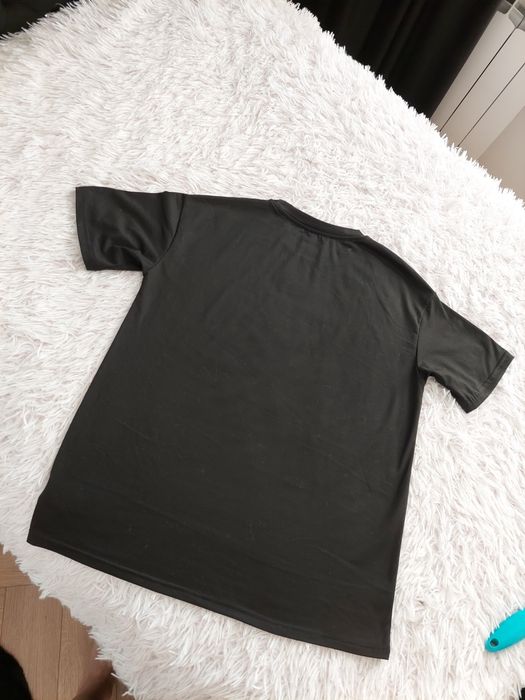 T-shirt dziewczyna w kominiarce z dolarami