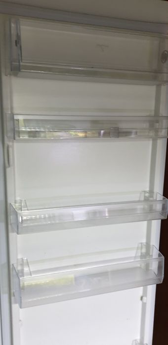 Frigorífico vertical sem congelador