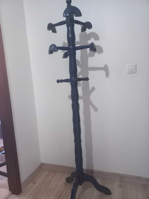 Cabide de pé em madeira pintada de azul