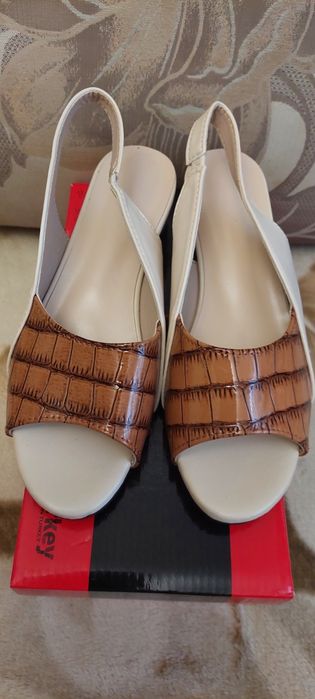 Босоніжки жіночі