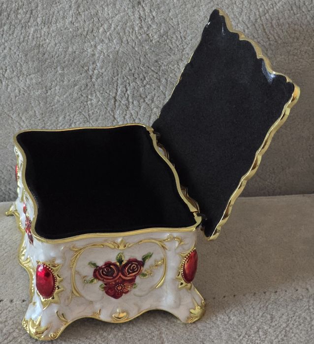 Piękna szkatułka metalowa w emalii ze złoceniami w stylu  Faberge