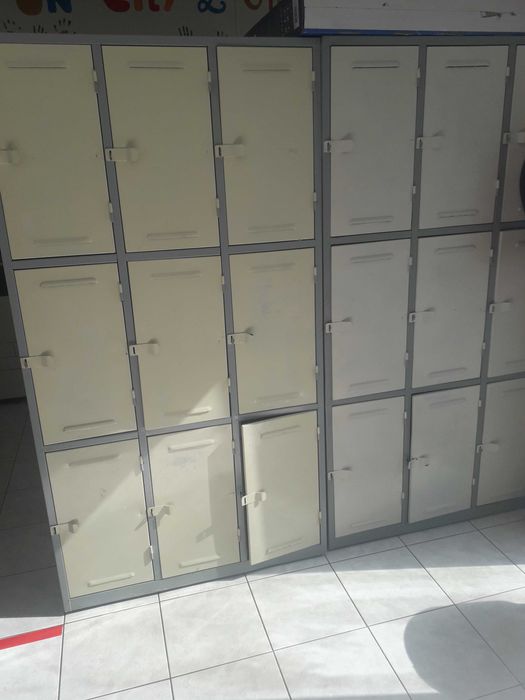 Mesas, cadeiras, cacifos e Quadros