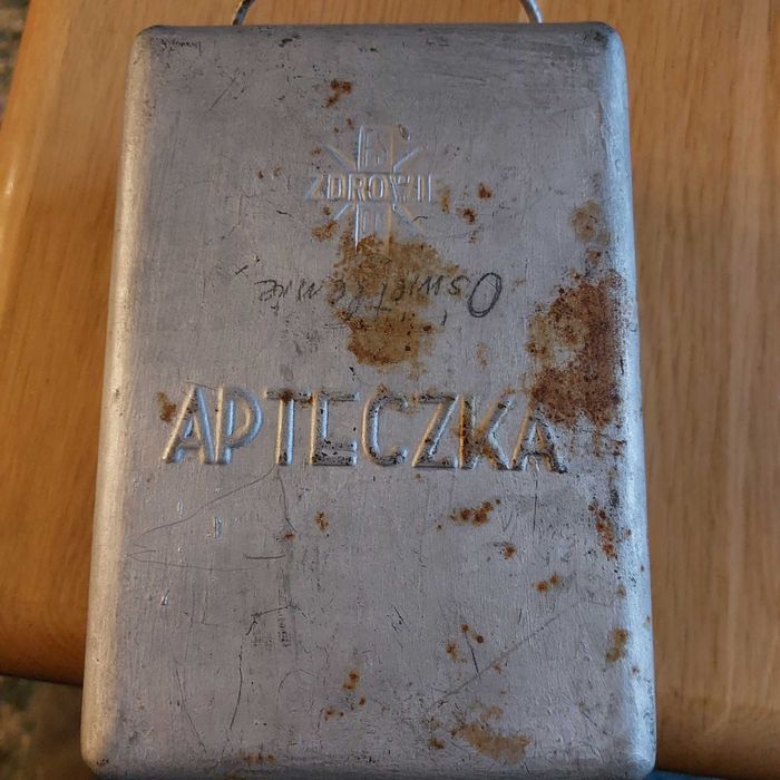 Stara apteczka samochodowa PRL
