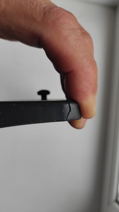 Панель номерного знака 521140R090 Toyota Rav 4