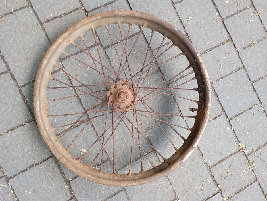Stare zabytkowe koło motocykla