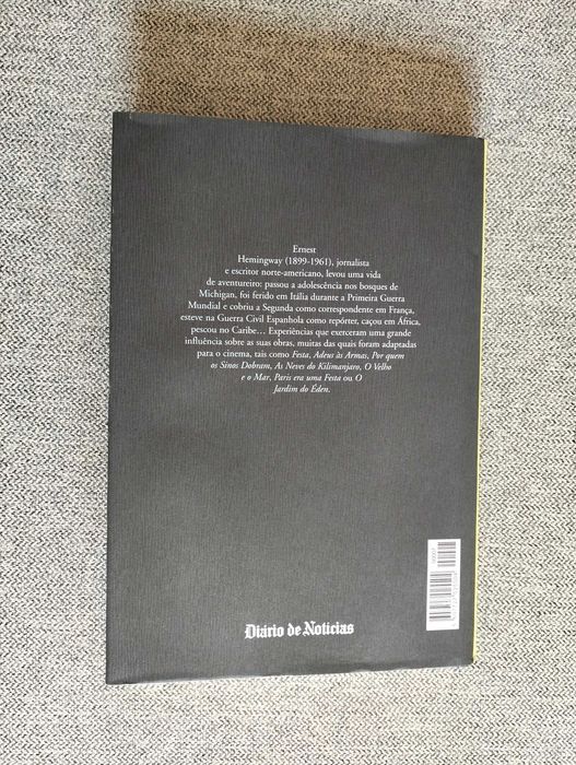 Livro "Na outra margem, entre as árvores" de Ernest Hemingway