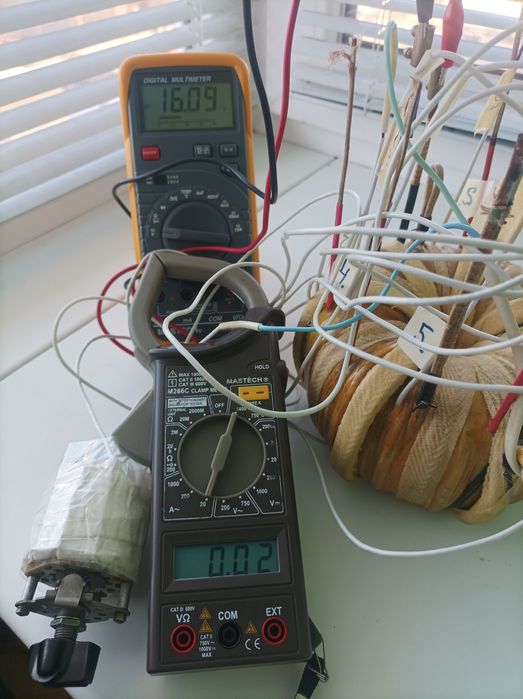 Трансформатор для зарядного или точечной сварки.