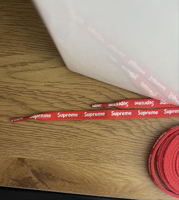 Czerwone sznurówki supreme