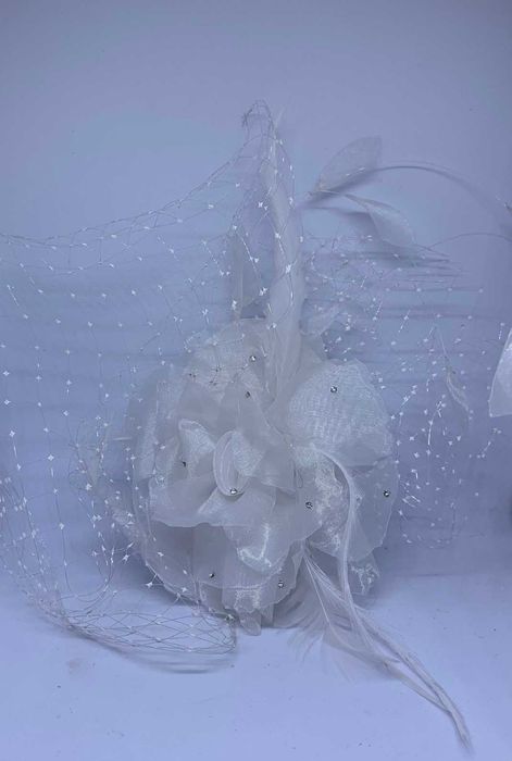 nowy biały fascynator ślubny średni kwiat piórka kryształki woalka