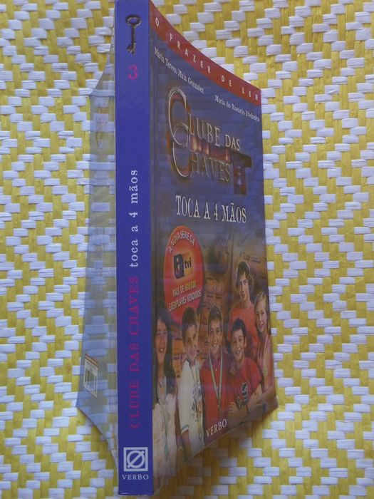 O CLUBE DAS CHAVES 
Toca a 4 mãos M TMaia Gonzalez; MRosário Pedreira