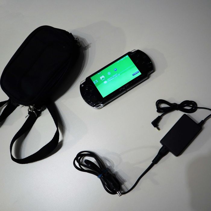 Sony Playstation PSP Slim & Lite + PRZEROBIONA 100 Gier + pokrowiec + Nowa bateria