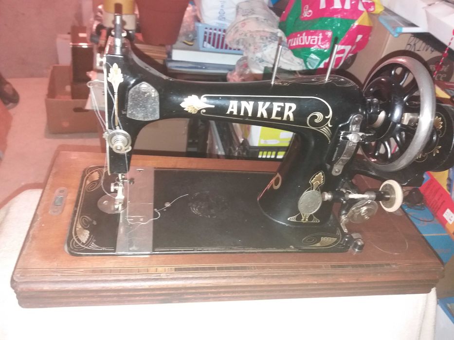 Máquina costura antiga de manivela 
 Anker