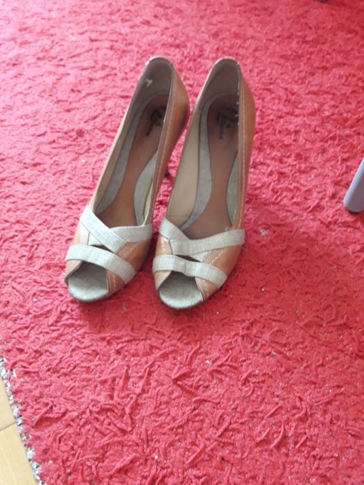 Buty bez palców z cała pietą na obcasie