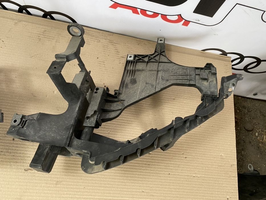 Кронштейн фари \ кріплення \ шахта \ площадка Audi A4 B8 8K0 12-16 рік