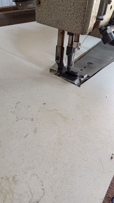 Máquina de costura triplo arrasto de braço