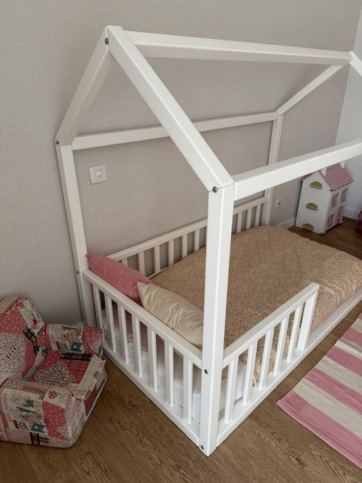 Cama de criança em forma de casinha